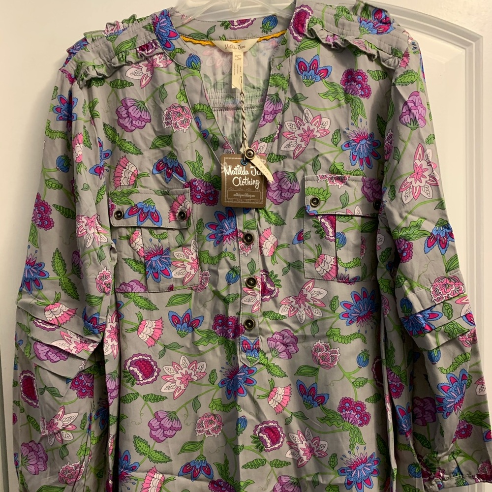 Beautiful 3/4 sleeve multi color blouse!